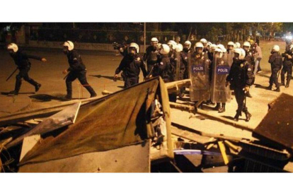 Policías antidisturbios pasan junto a una barricada en Ankara, este miércoles.