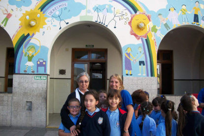 María Ester, a las puertas del colegio de Buenos Aires, acompañada por una profesora y por varios alumnos.