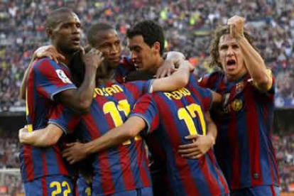 Abidal, Touré, Busquets, Puyol, Bojan y Pedro celebran el gol de este último.