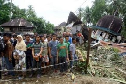 Habitantes de Cumanak observan los destrozos en viviendas tras el terremoto.