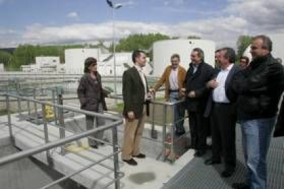 La ejecutiva comarcal del PSOE visitó ayer la planta depuradora de aguas residuales de Villadepalos