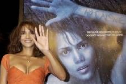 La protagonista, Halle Berry, con un cartel de la película