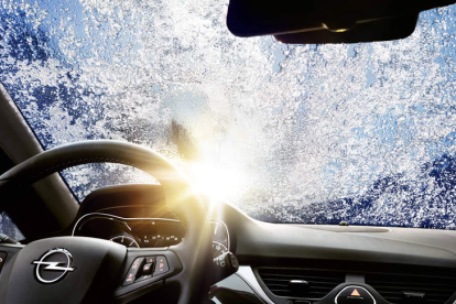 En invierno, mantener limpias las superficies acristaladas del coche es todo un seguro «de seguridad vial».