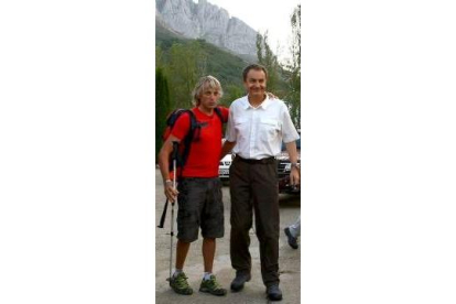 Jesús Calleja y José Luis Rodríguez Zapatero, antes de comenzar el ascenso a la montaña