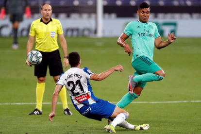El jugador del Real Madrid Casemiro dispara a portería ante el rival Marc Roca. ESTÉVEZ