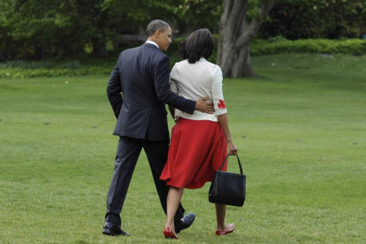 Barack Obama y la primera dama Michelle Obama se dirigen al ‘Marine One’.
