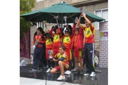 Los integrantes del CC León con sus trofeos de San Froilán.