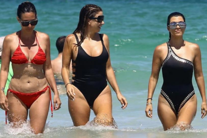 Kourtney Kardashian luce sus curvas en Miami Beach.