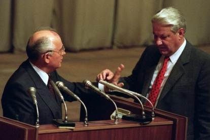 El presidente de la URSS, Mijail Gorbachov, (derecha)  con el presidente de la Federación Rusa, Boris Yeltsin, en agosto de 1991.