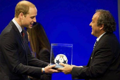 El príncipe Guillermo de Inglaterra (izquierda) recibe un balón de manos del presidente de la UEFA, Michael Platini, durante el 37º Congreso Ordinario de la UEFA.