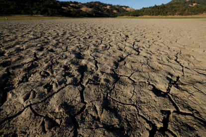 El lecho seco de un lago debido a la crisis climática. JOHN G. MABANGLO