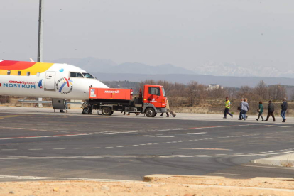 Imagen de uno de los aviones de Air Nostrum en la pista del aeropuerto de León