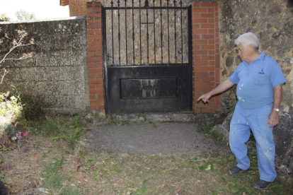 Fidel Alonso señala donde está enterrado Manolo, a la entrada del camposanto. CAMPOS