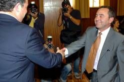 El socialista Diego Martín Reyes, a la derecha, recibe la acreditación como vocal de la gestora