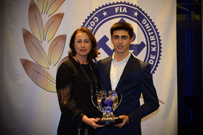 David Vidales junto a su madre Sandra Ajenjo en la Gala de la FIA en la que recibió el trofeo de subcampeón del mundo. DL