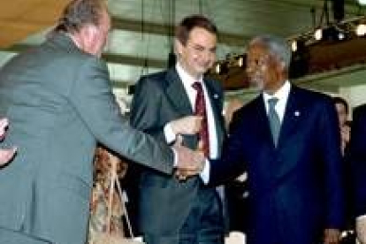 El Rey saluda a Kofi Annan en presencia de Zapatero en la cumbre de Madrid