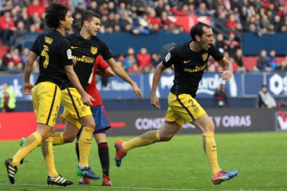 Godín celebra su gol, el primero del Atlético en El Sadar.