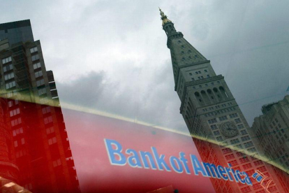 Un edificio se refleja en una ventana de una sucursal de Bank of America en Nueva York.