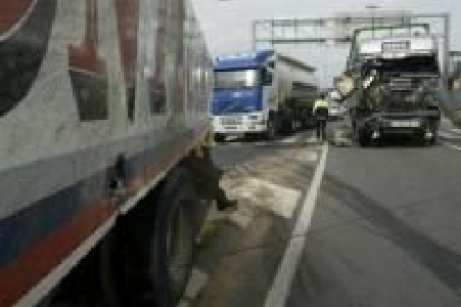 Aspecto en el que quedaron los dos camiones implicados en el accidente