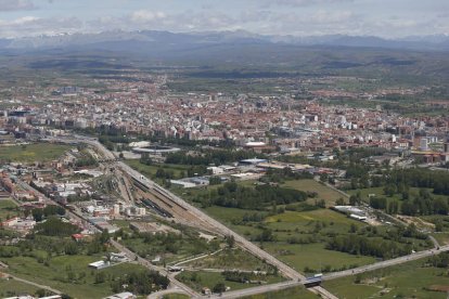 Los chollos de pisos en el centro de León han dejado paso a casas en pueblos o el alfoz. JESÚS F. SALVADORES