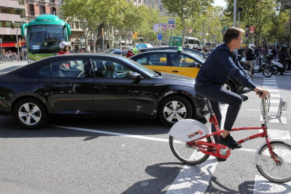Un Uber y un  taxi este miércoles en Barcelona