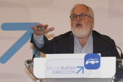 El cabeza de lista del PP, Miguel Arias Cañete, durante su intervención ayer en Torrevieja.