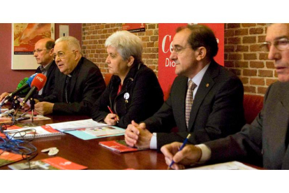 Julián López, Beatriz Gallego e Ismael García, en la rueda de prensa de ayer.