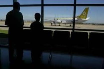 Vista de la pista de aterrizaje del aeropuerto desde la sala de espera de la terminal