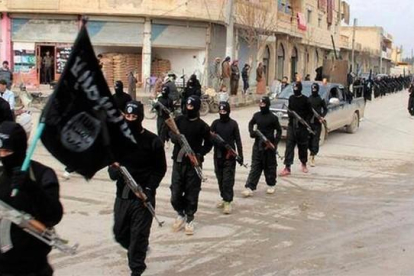 Militantes del ISIL marchan por Al Raqa, en una fecha sin determinar, en una imagen difundida este martes en una web islamista.
