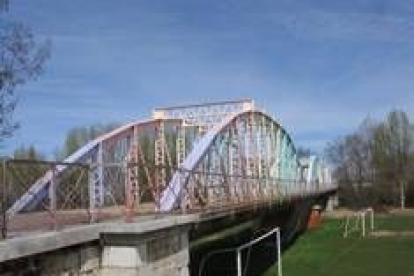 El puente, utilizado ahora como paseo, ha quedado integrado en la zona deportiva de la ciudad