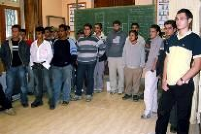 La imagen muestra a los participantes en la escuela taller durante su apertura