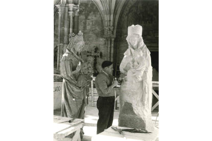 Andrés Seoane durante la ejecución de la escultura de la Virgen Blanca del pórtico oeste de la Catedral, que sustituyó a la original (resguardada en el interior del templo).  MANUEL MARTÍN /EXACTA
