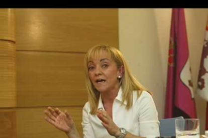 Isabel Carrasco nació en Santibáñez del Bernesga, es madre de una hija y licenciada en Derecho.