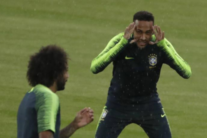 Marcelo y Neymar durante un entrenamiento de la selección brasileña.