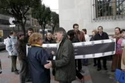 Francisco Álvarez, a la derecha, junto a los manifestantes