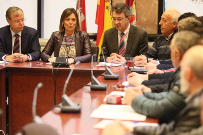 Silván, Marcos y Martínez Majo, ayer, durante la firma del acuerdo. RAMIRO