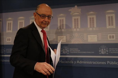 El ministro de Hacienda, Cristóbal Montoro, durante la rueda de prensa.