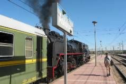 La locomotora emprende el viaje de vuelta a León