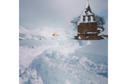 Helicóptero entre la nieve y la iglesia. ROBER F. S.