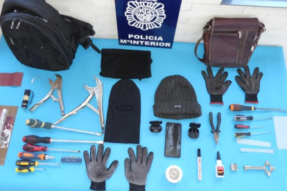 Material y herramientas utilizados para la comisión de los robos con fuerza. POLICÍA NACIONAL