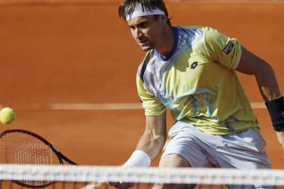 David Ferrer volea en al partido ante Andy Murray.