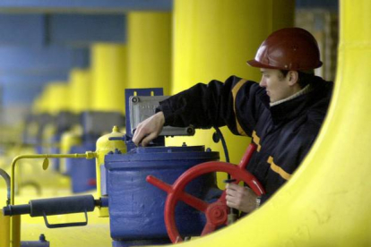 Un operario ucraniano, en un gaseoducto a las afueras de Kiev.