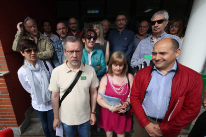 Javier Fernández y los representantes de la Ampa, respaldados por los profesores. RAMIRO