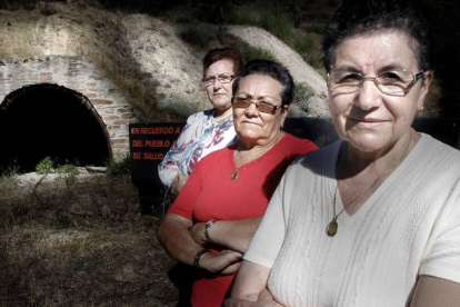 Aurora, Rosa y Josefa Viloria, tres hermanas de Santa Marina de Torre que trabajaron en las minas en los años 50. Entraron con 14 años y salieron al casarse.