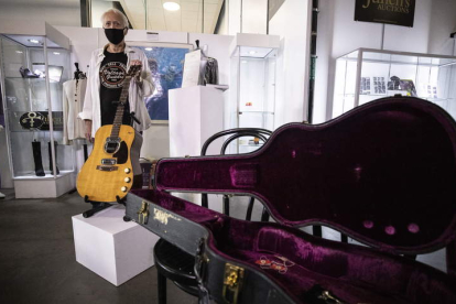 Lloyd Chiate posa con la guitarra de Kurt Cobain subastada por 5,4 millones de euros. ETIENNE LAURENT
