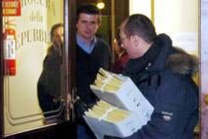 Efectivos de la Policía llevan documentación sobre la empresa Parmalat al Tribunal de Parma