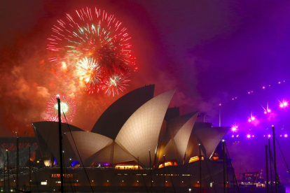 La Ópera de Sydney ha sido el marco, una vez más, de una de las bienvenidas al Año Nuevo más tempraneras y espectaculares del mundo.