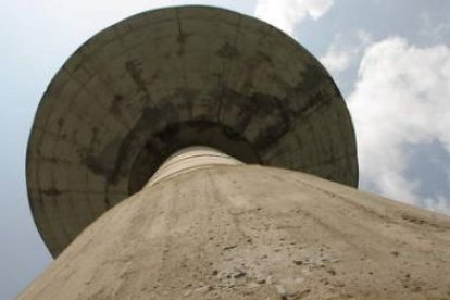 Una vista del depósito de agua potable de Villanueva de Jamuz.