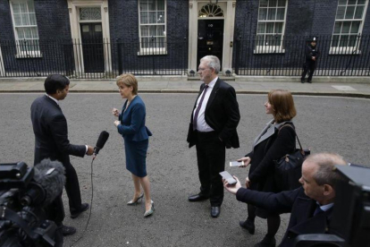 La primera ministra de Escocia, Nicola Sturgeon, habla con la prensa tras reunirse con la primera ministra británica, Theresa May.