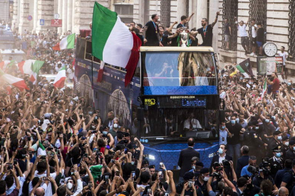 Los internacionales italianos recorrieron las principales calles de Roma en un autobús luciendo la copa de campeones. ANGELO CARCONI